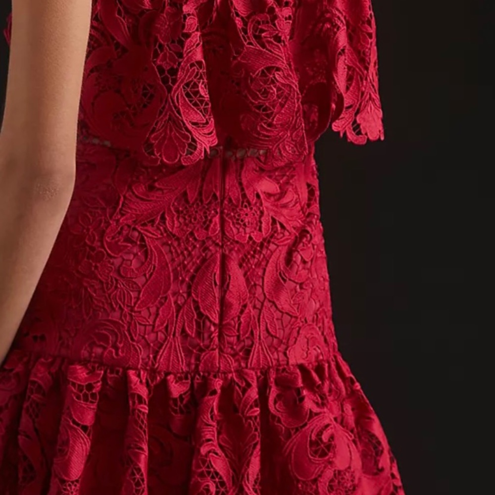 Like new. The dress was only used once.